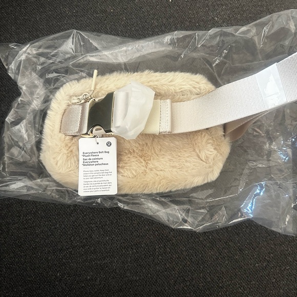 lululemon athletica Cream Furry Bag - Picture 6 of 8